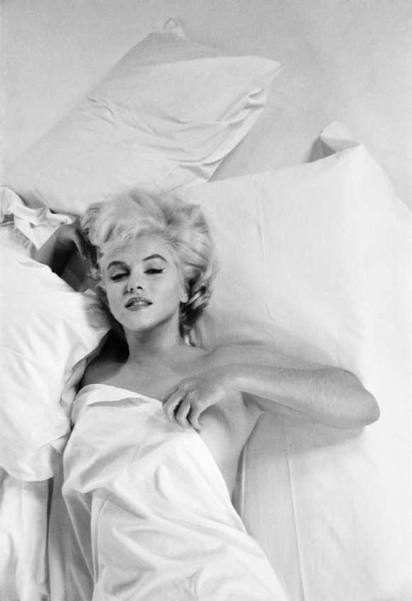 ESTADOS UNIDOS. Hollywood. La actriz estadounidense Marilyn MONROE descansando entre tomas durante una sesión de estudio fotográfico en Hollywood (Paramount Gallery), para el rodaje de la película “The Misfits”.  © Eve Arnold / Magnum Photos / Contacto